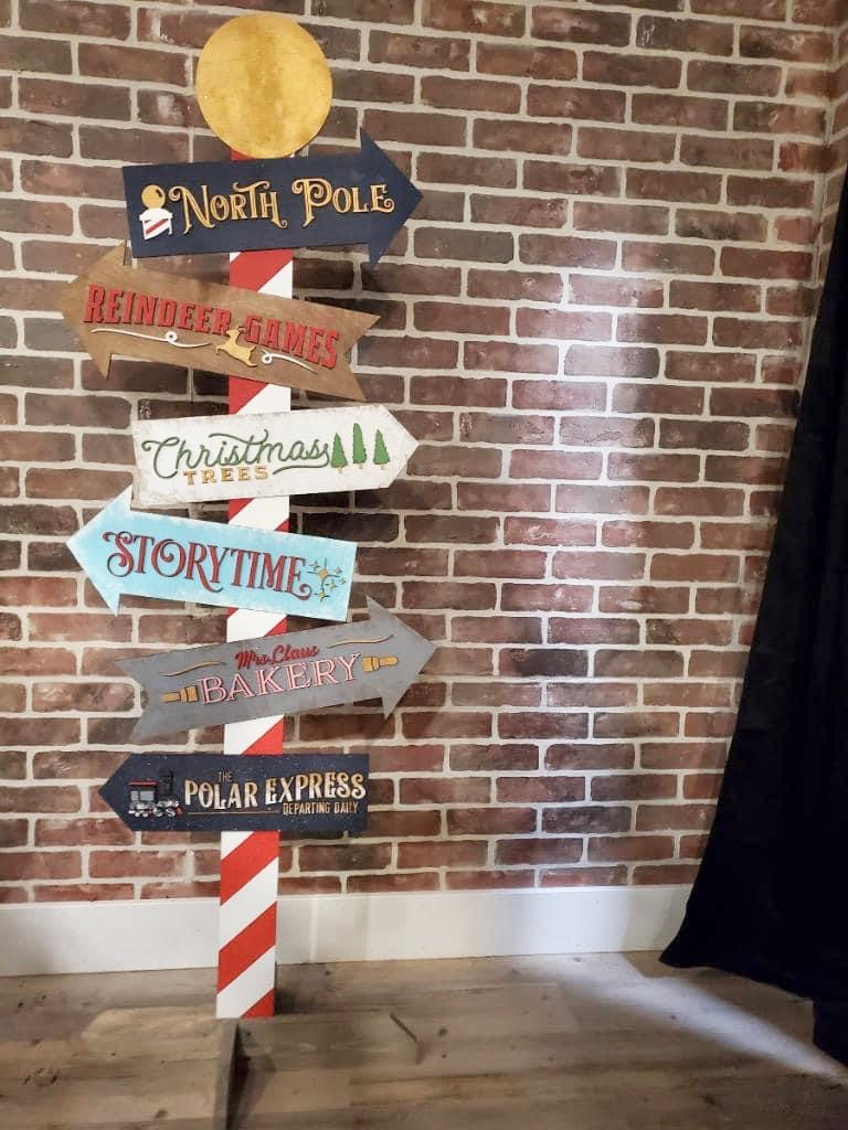 CHRISTMAS NORTH POLE DIRECTIONAL SIGN